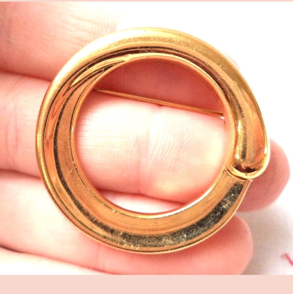 Vintage 1950s MONET Gold Tone Wreath/Circle Brooch - Picture 1 of 2